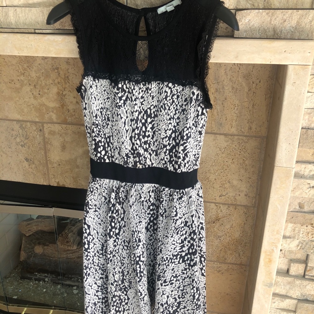 Pretty sleeveless dress XS